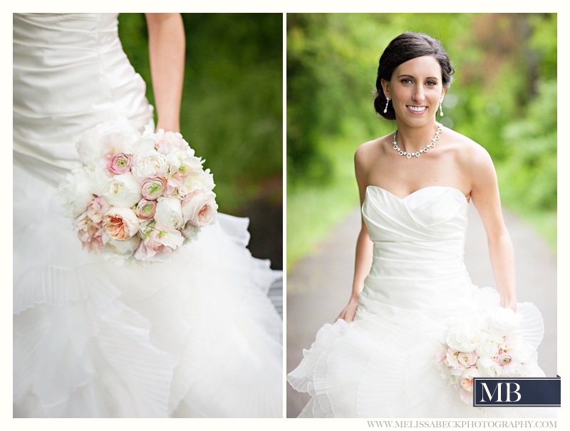 bride holding her bouqet